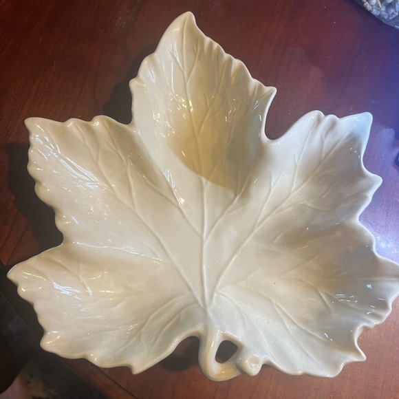 Lily Creek Pottery cream maple leaf serving bowl - Picture 1 of 2